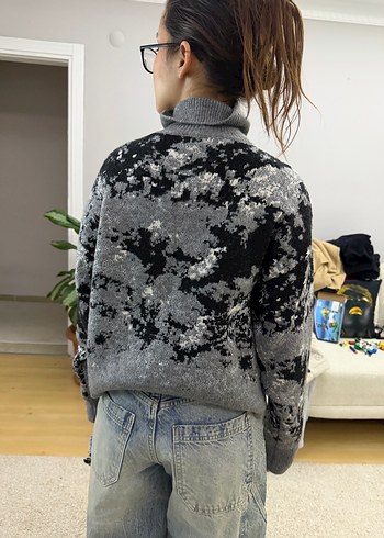 Yüksek Yakalı Gri Batik Desenli Kadın Kazak - Görsel 3