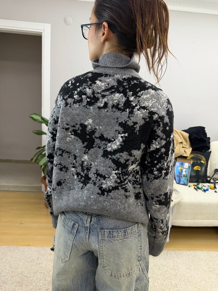 Yüksek Yakalı Gri Batik Desenli Kadın Kazak - Görsel 3