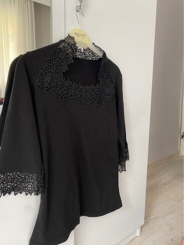 Siyah yaka detaylı bluz