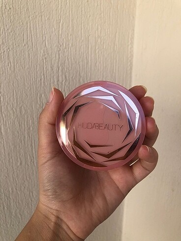 Huda Beauty Aydınlatıcı