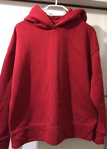 Kırmızı kapşonlu sweatshirt 