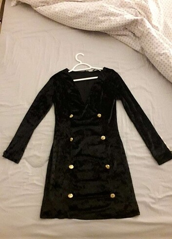 Siyah düğmeli elbise