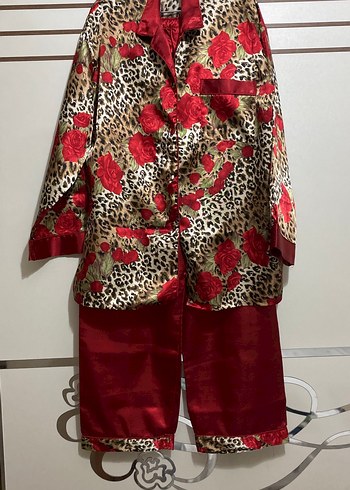 Kırmızı saten pijama takımı