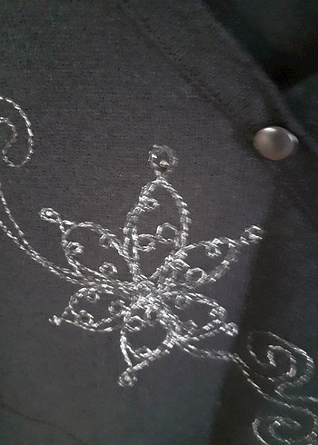 Düğmeli İşlemeli Siyah V Yaka Triko Kazak - Görsel 2