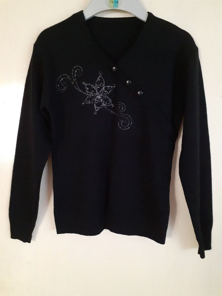 Düğmeli İşlemeli Siyah V Yaka Triko Kazak - Görsel 4