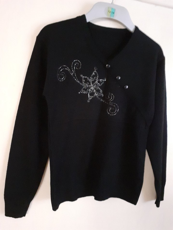 Düğmeli İşlemeli Siyah V Yaka Triko Kazak - Görsel 5