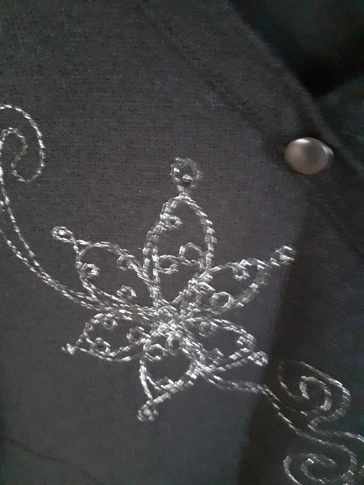 Düğmeli İşlemeli Siyah V Yaka Triko Kazak - Görsel 2