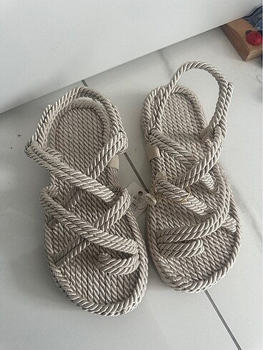 Elle hasır sandalet