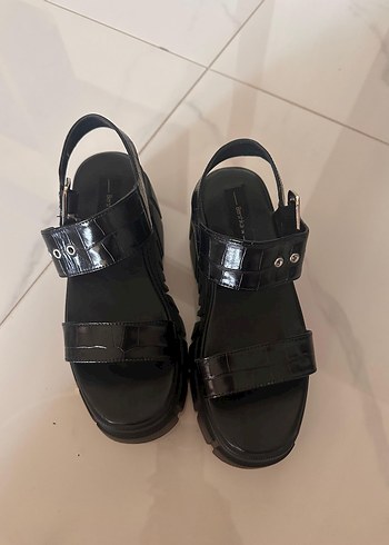 Bershka Siyah Platform Topuklu Kadın Sandalet