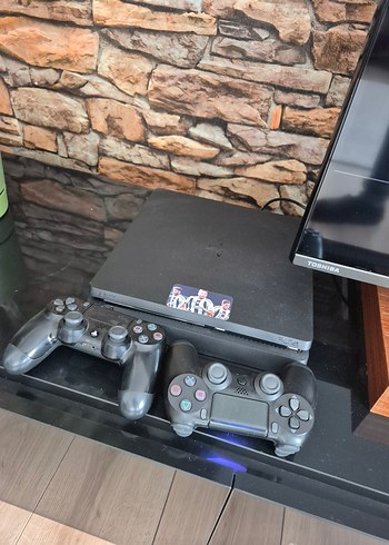 Beden Sony PlayStation 4 Slim Konsol ve 3 Kablosuz Kumanda