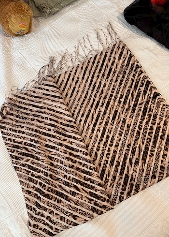 Bej Püsküllü Kadın Saten Şal - Görsel 9