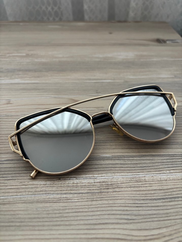 Şeffaf Bej Çerçeveli Gri Kadın Gözlüğü - Görsel 2