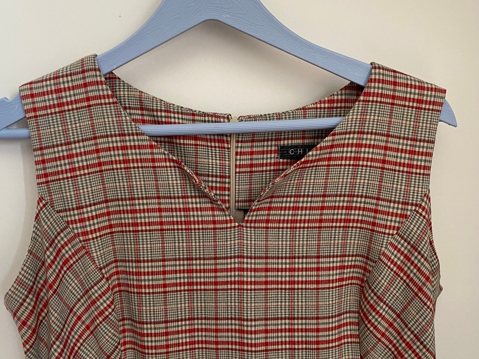 Kareli V Yakalı Pilili Midi Elbise - Görsel 4