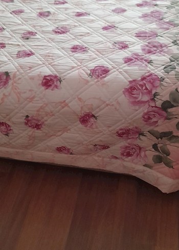 Taç Pembe Çiçek Desenli Yatak Örtüsü