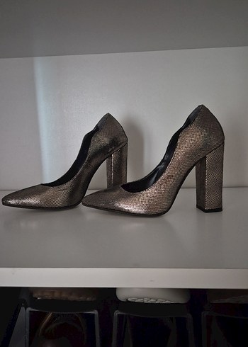 Bambi Altın Renkli Yılan Desenli Stiletto