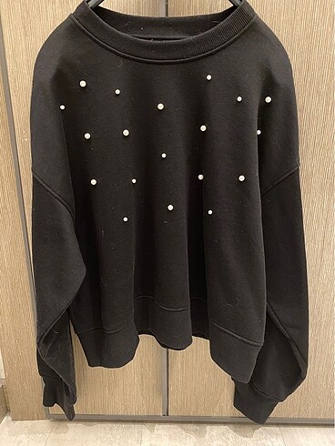 H&M siyah inci detaylı sweatshirt