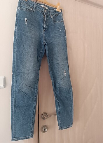 Mavi yırtık detaylı mom jean