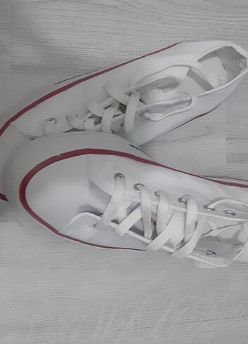 Beyaz Converse