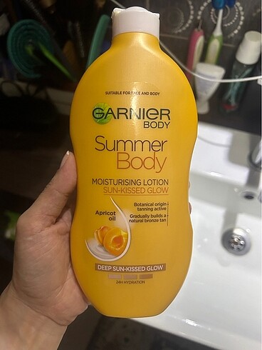 Garnier bronzlaştırıcı nemlendirici vücut kremi