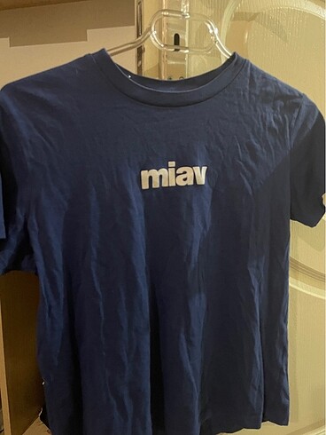 MİAV yazılı tshirt