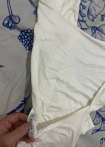 Drapeli Beyaz sırt dekolte Tişört - Görsel 2