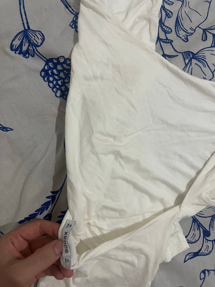 Drapeli Beyaz sırt dekolte Tişört - Görsel 2