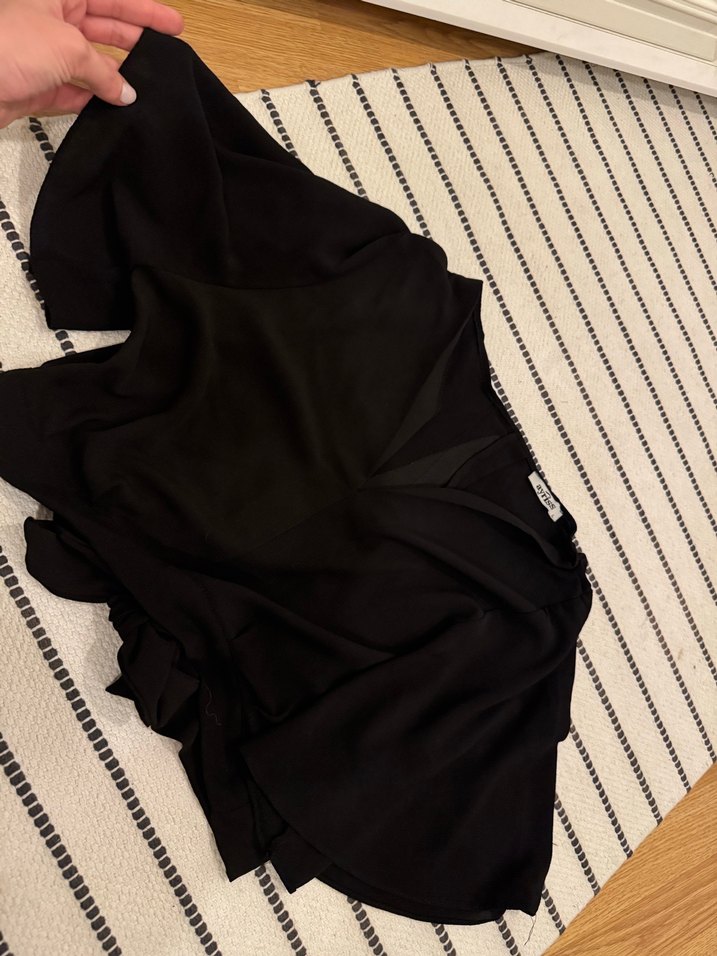 V Yaka Kısa Siyah Bluz - Görsel 2