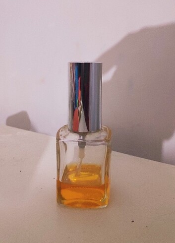 Şeftali ve kayısı aromalı parfüm 