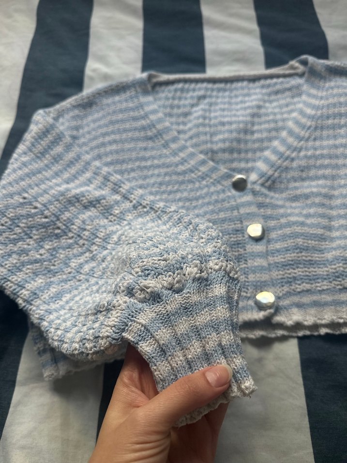 Mavi-beyaz çizgili düğmeli hırka - Görsel 3