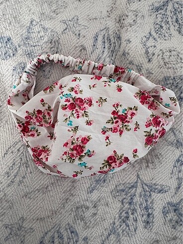 Bershka Çiçekli bandana