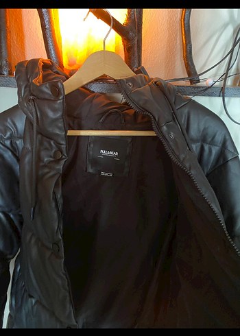 Pull and Bear PULL&BEAR Siyah Deri Kısa Kapüşonlu Kadın Mont