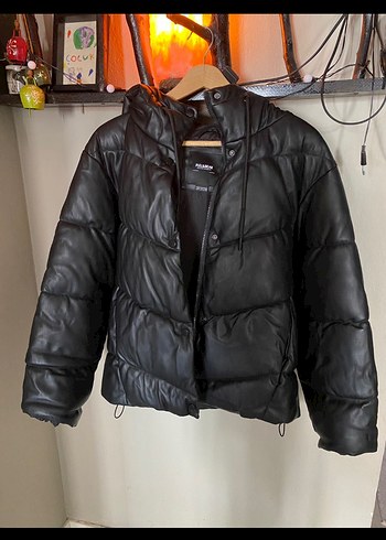 PULL&BEAR Siyah Deri Kısa Kapüşonlu Kadın Mont