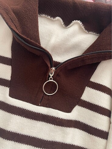 Kahverengi çizgili yakalı triko - Görsel 3