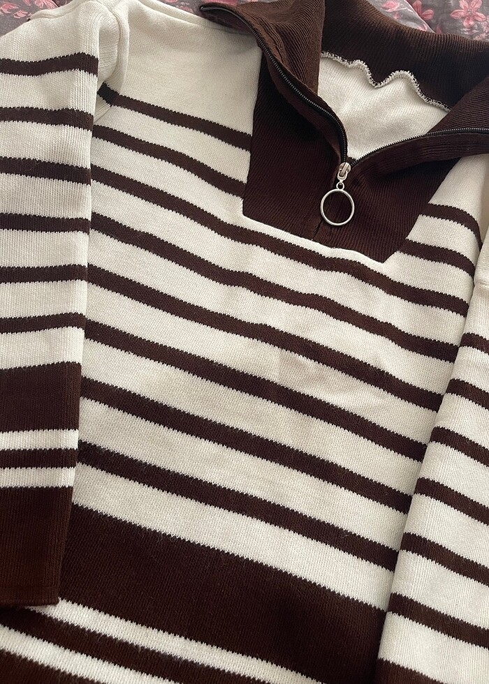 Kahverengi çizgili yakalı triko - Görsel 2