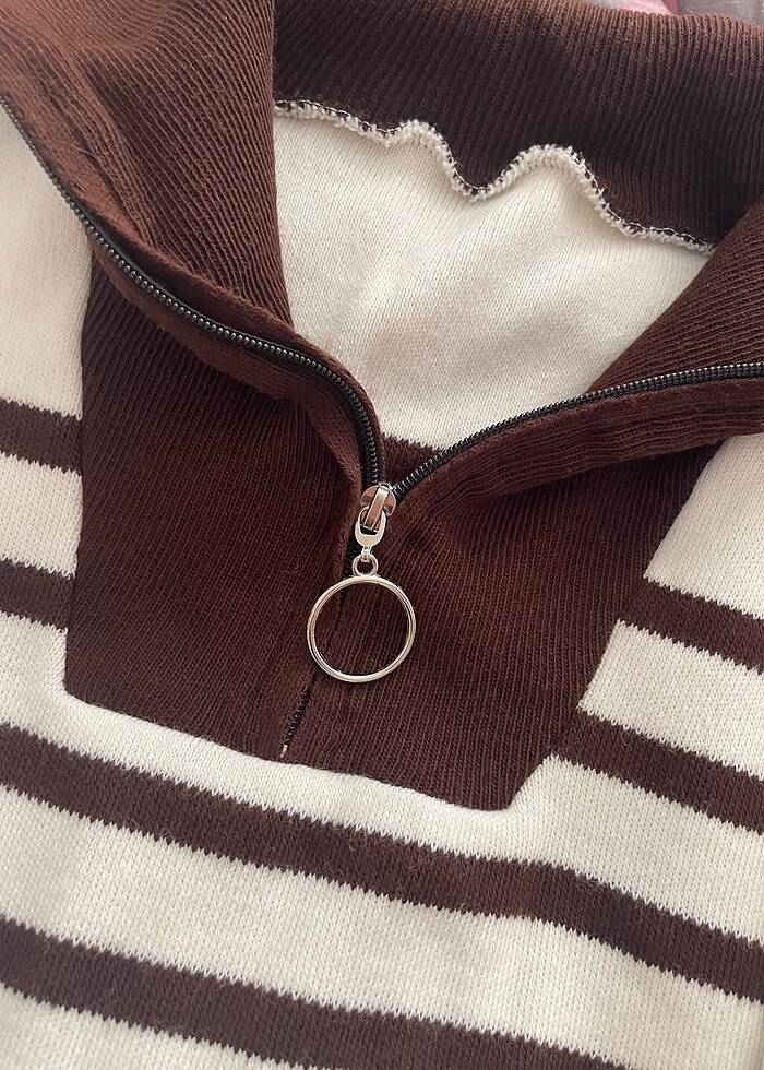 Kahverengi çizgili yakalı triko - Görsel 3