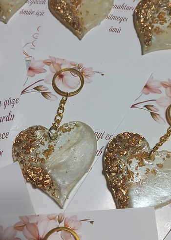 Zincir Detaylı Altın Renkli Kalp Anahtarlık - Görsel 2