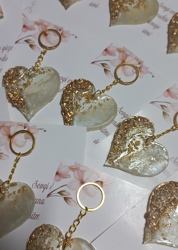 Zincir Detaylı Altın Renkli Kalp Anahtarlık - Görsel 4