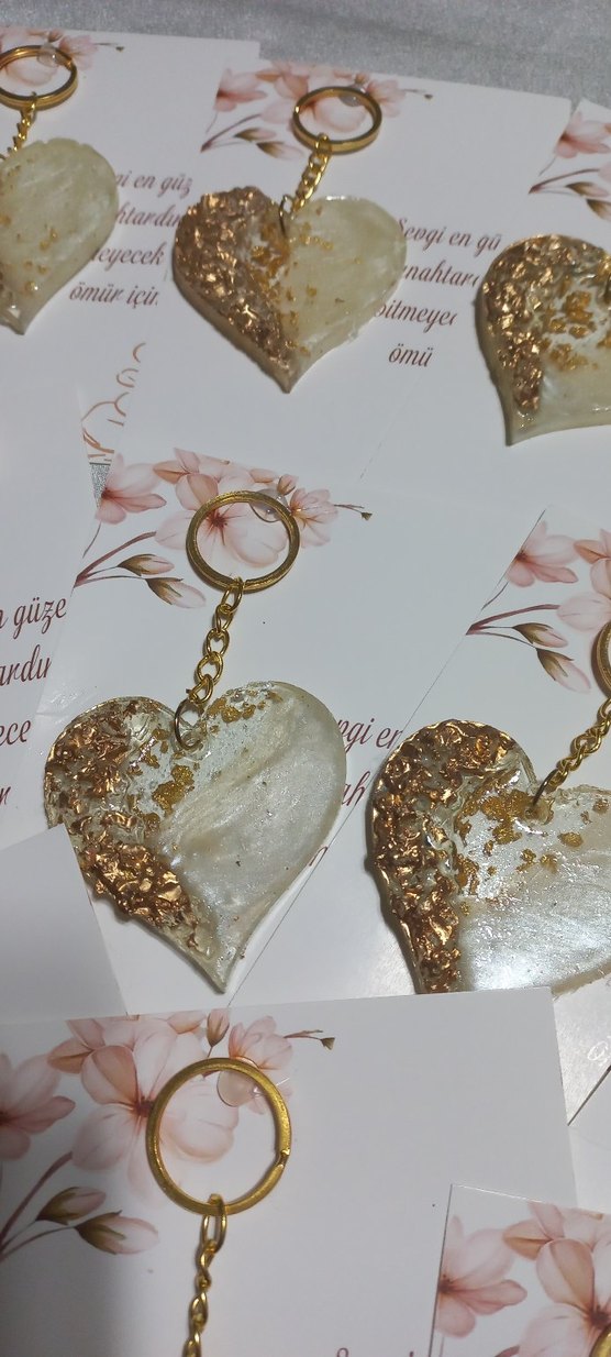Zincir Detaylı Altın Renkli Kalp Anahtarlık - Görsel 2