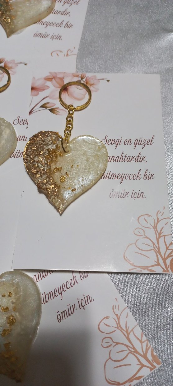 Zincir Detaylı Altın Renkli Kalp Anahtarlık - Görsel 5