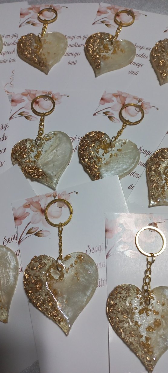 Zincir Detaylı Altın Renkli Kalp Anahtarlık - Görsel 3