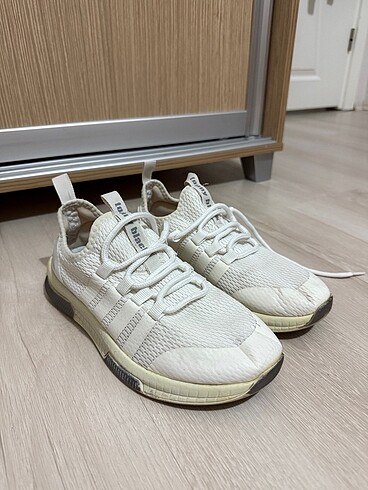 Beyaz sneakers