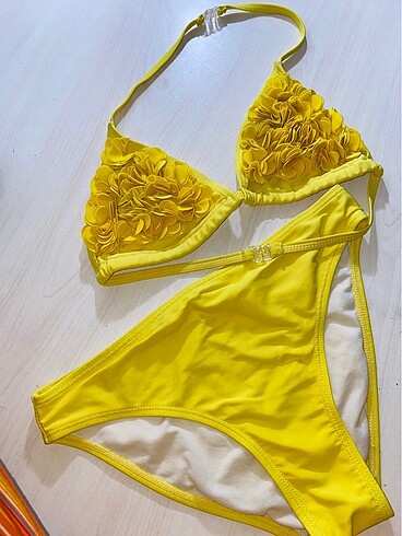 Çiçekli bikini takımı