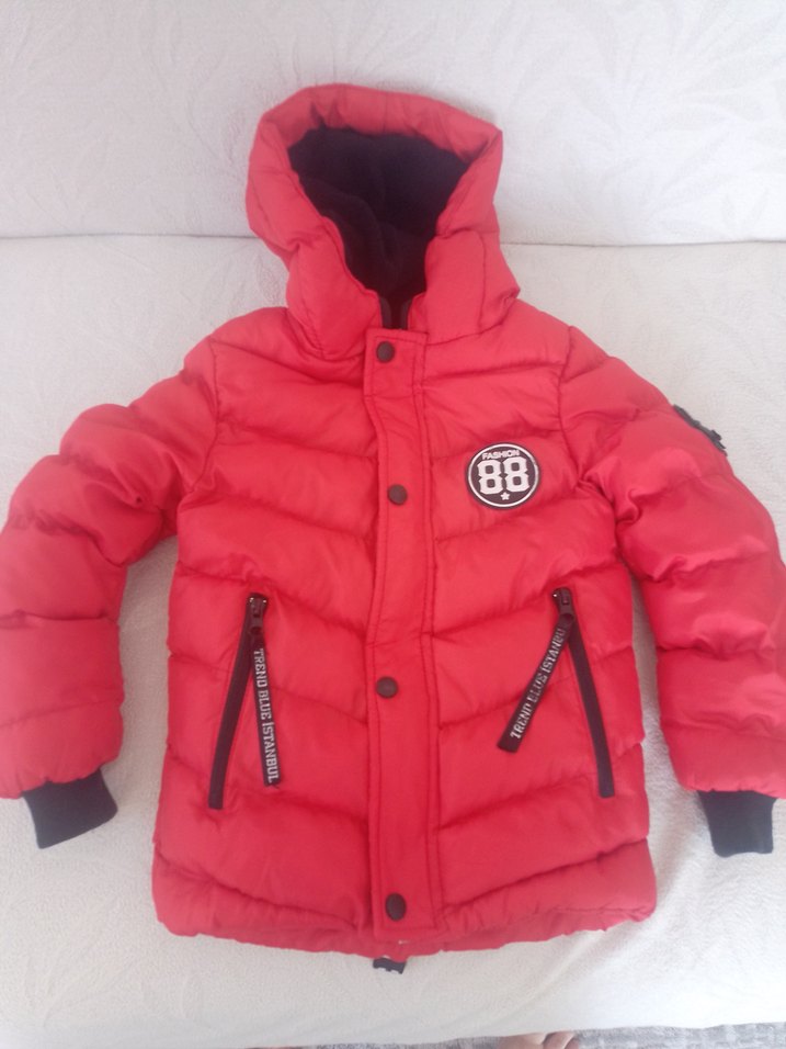 Kırmızı Kapüşonlu Erkek Çocuk Mont - Görsel 3