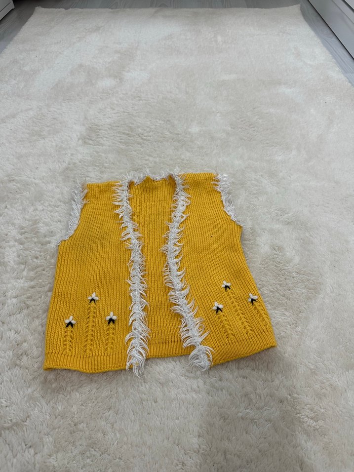 Sarı Nakışlı Örgü Kız Yeleği Kapüşonlu - Görsel 2