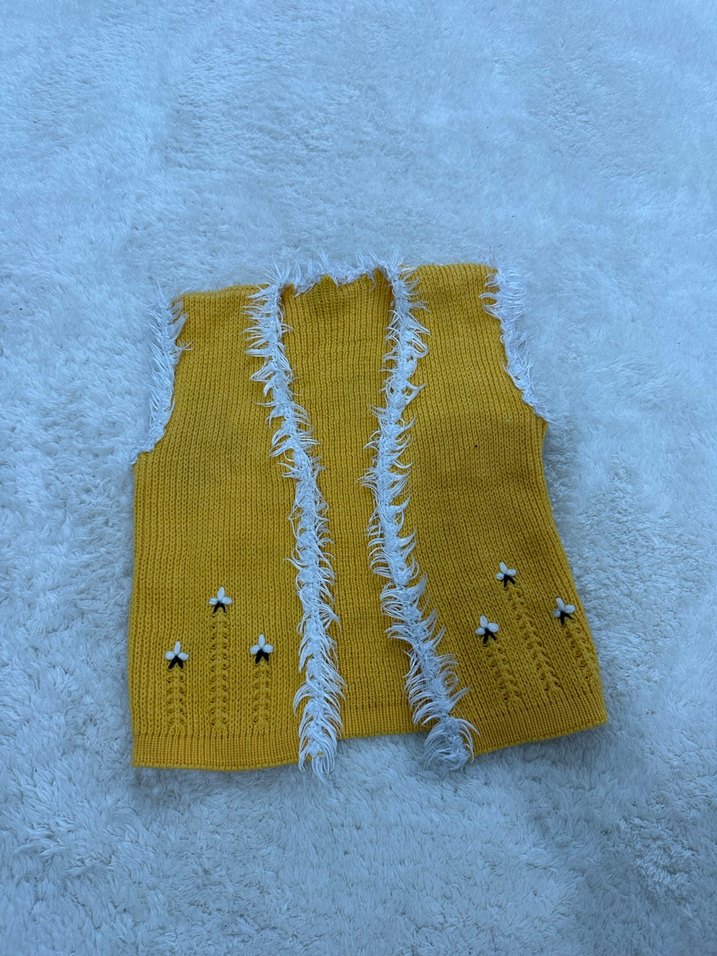 Sarı Nakışlı Örgü Kız Yeleği Kapüşonlu - Görsel 3