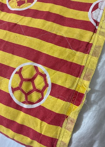 Çocuklar için renkli futbol desenli battaniye - Görsel 3