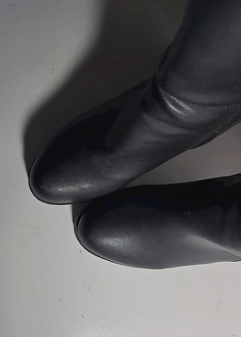 Siyah Deri Topuklu Uzun Çizme - Görsel 4