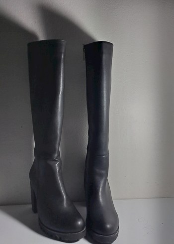 Siyah Deri Topuklu Uzun Çizme - Görsel 3