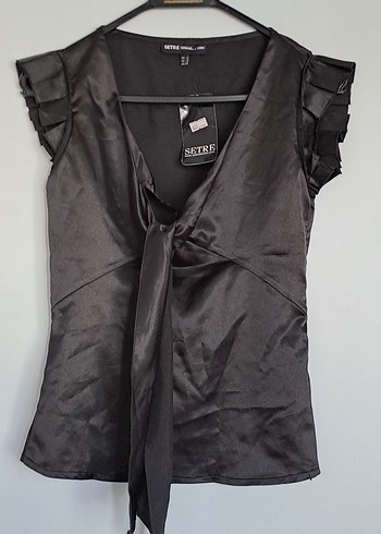 Saten Siyah V Yaka Fırfırlı Bluz - Görsel 2