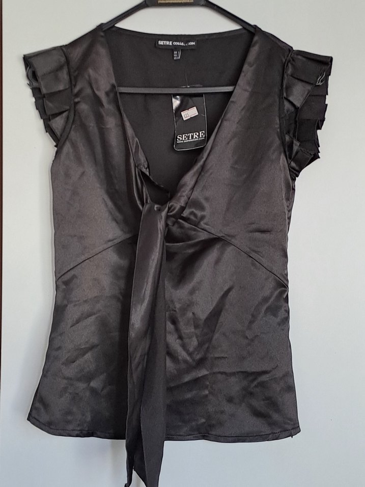 Saten Siyah V Yaka Fırfırlı Bluz - Görsel 2